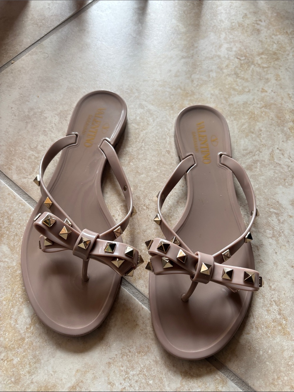 Valentino Garavani Taupe Jelly Rockstud Thong Sandals - Picture 5 of 7